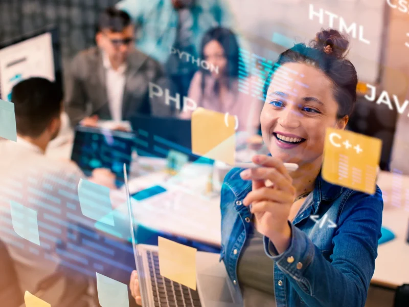 personas-que-trabajan-con-codigos-html personas-que-trabajan-con-codigos-html