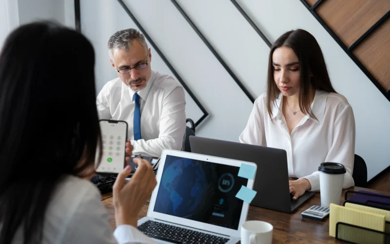 vista-lateral-de-personas-que-trabajan-con-computadoras-portatiles vista-lateral-de-personas-que-trabajan-con-computadoras-portatiles